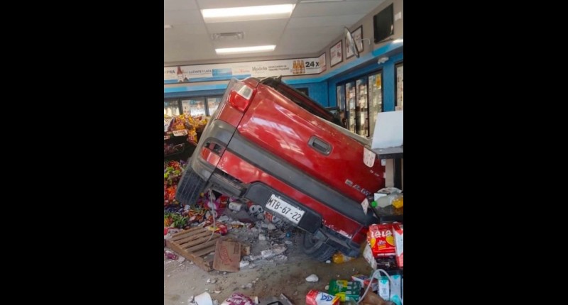 CAMIONETA SE METE A OXXO EN CUMBRES I Y ATROPELLA A UN CLIENTE