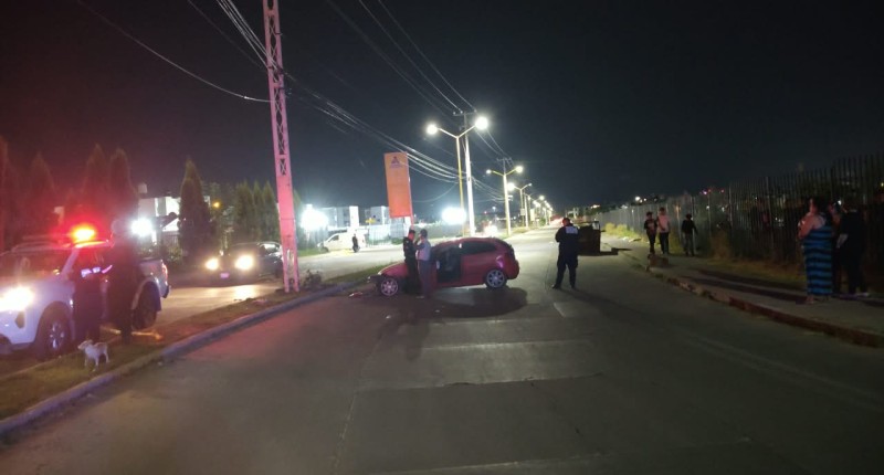 AUTOMOVILISTA TERMINA SU CAMINO CONTRA UN POSTE EN AVENIDA HACIENDA SANTORAL, EN AGS