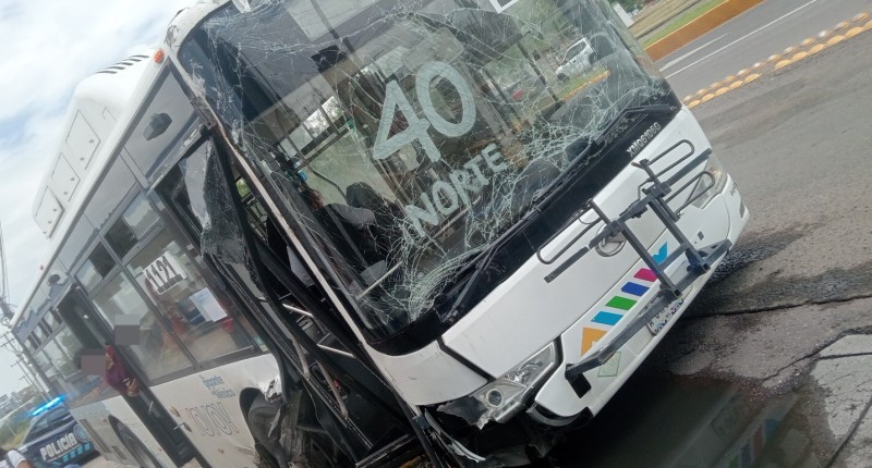 AUTOBÚS DE TRANSPORTE PÚBLICO CHOCÓ CONTRA UN SEÑALAMIENTO EN SEGUNDO ANILLO, EN AGS