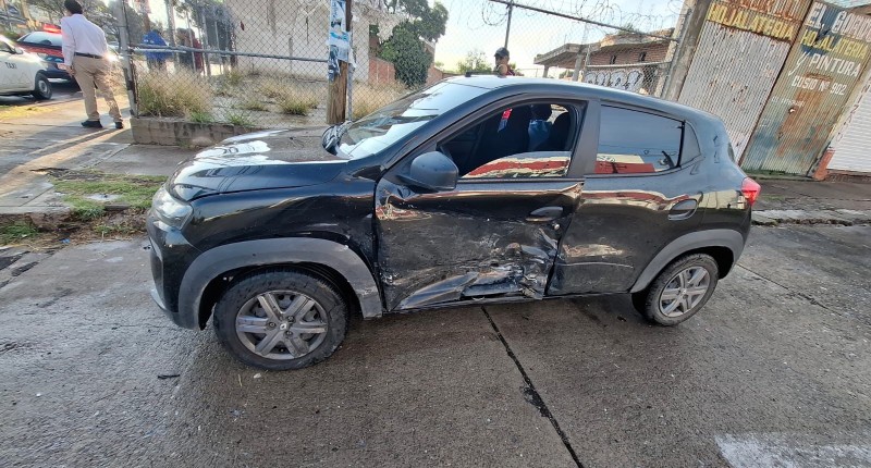 JOVEN CONDUCTOR SE PASA EL ALTO Y PROVOCA ACCIDENTE EN EL BARRIO DE LA SALUD, AGS