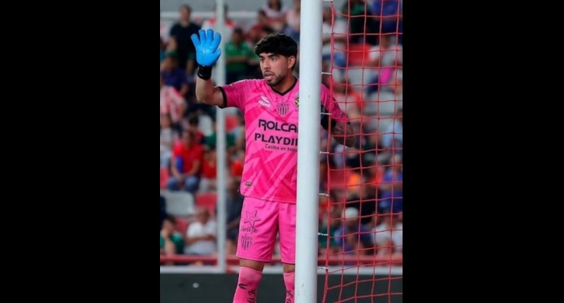 LUIS JIMÉNEZ, PORTERO DE NECAXA, LANZA GESTO OFENSIVO A AFICIONADOS QUE LO INSULTAN TRAS SER EXPULSADO EN LA DERROTA ANTE PUEBLA