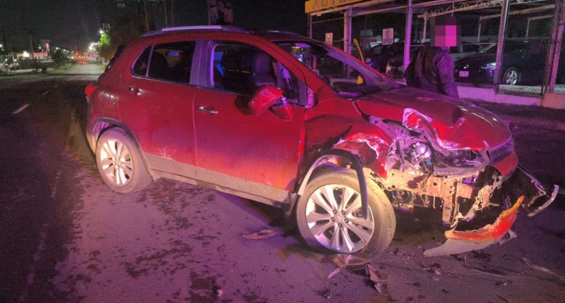 AUTOMOVILISTA CHOCÓ DE LLENO CONTRA UN POSTE EN EL FRACCIONAMIENTO PANORAMA, EN AGS