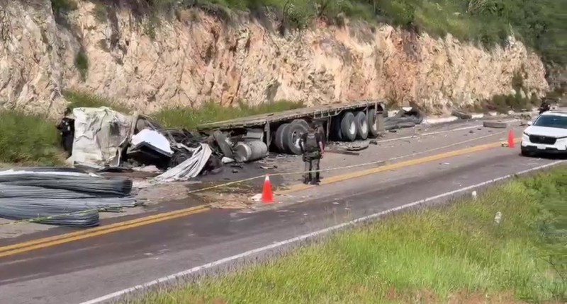 FUERTE ACCIDENTE EN LA CARRETERA 70 PONIENTE; SE HABLA DE UN FALLECIDO