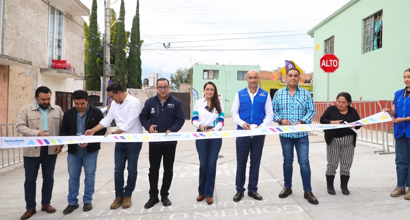 TERE JIMÉNEZ ENTREGA NUEVAS CALLES DE CONCRETO HIDRÁULICO A FAMILIAS DE NORIAS DE PASO HONDO, EN LA CD DE AGS