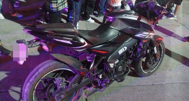 CHOQUE ENTRE DOS MOTOCICLETAS EN EL FRACCIONAMIENTO CUMBRES, EN AGS, DEJA UN LESIONADO 