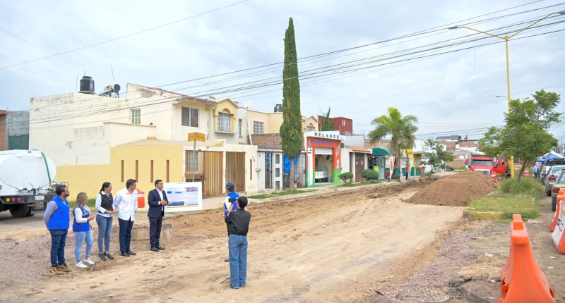 SUPERVISA ALCALDE DE AGS,LEO MONTAÑEZ, PAVIMENTACIÓN CON CONCRETO HIDRÁULICO EN CALLE VIÑEDOS RIVIER