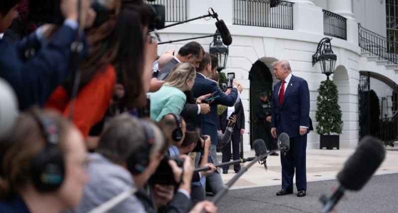 JUEZ REVOCA VETO DE TRUMP A MEDIOS DE COMUNICACIÓN