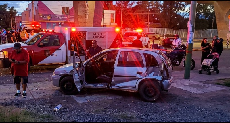 TREN EMBISTIÓ A UN CHEVY QUE SUFRIÓ FALLA MECÁNICA EN LAS VÍAS DE LA COLONIA MÉXICO, EN AGS