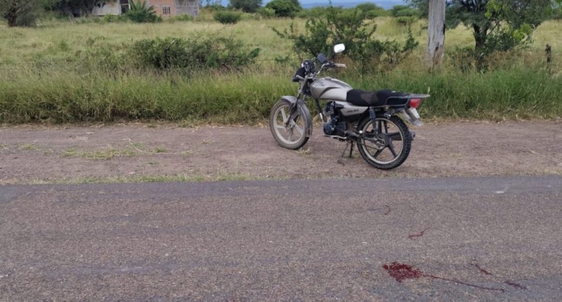 MOTOCICLISTA RESULTA LESIONADO TRAS CAER DE SU UNIDAD EN LA CARRETERA ESTATAL 51, EN CALVILLO
