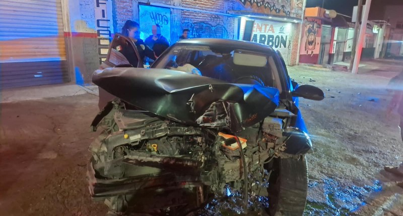 A EXCESO DE VELOCIDAD PIERDE EL CONTROL Y SE ESTRELLA CONTRA UN PORTÓN EN AVENIDA TECNOLÓGICO, AGS