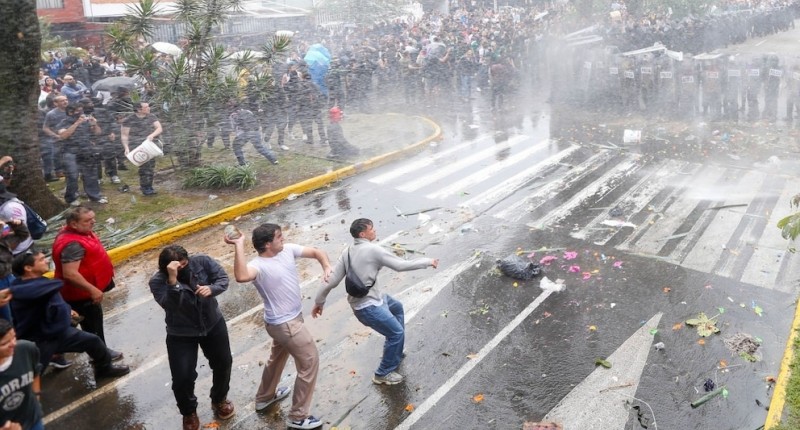 LIBERAN A 12 DE LOS 39 DETENIDOS EN GUADALAJARA DURANTE MANIFESTACIÓN POR AGUA LIMPIA: CONTINUARÁN PROCESO POR TRES DELITOS
