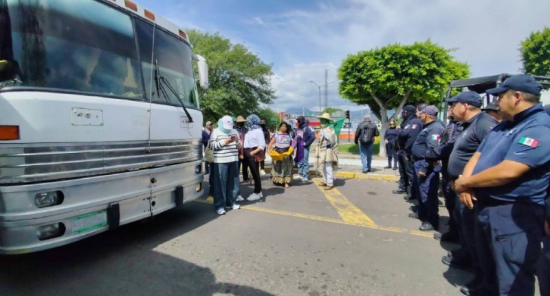 LUNES CAÓTICO EN MICHOACÁN: NORMALISTAS SECUESTRAN CAMIONES, COMUNEROS TOMAN CASETAS Y BLINDAN CENTRO HISTÓRICO