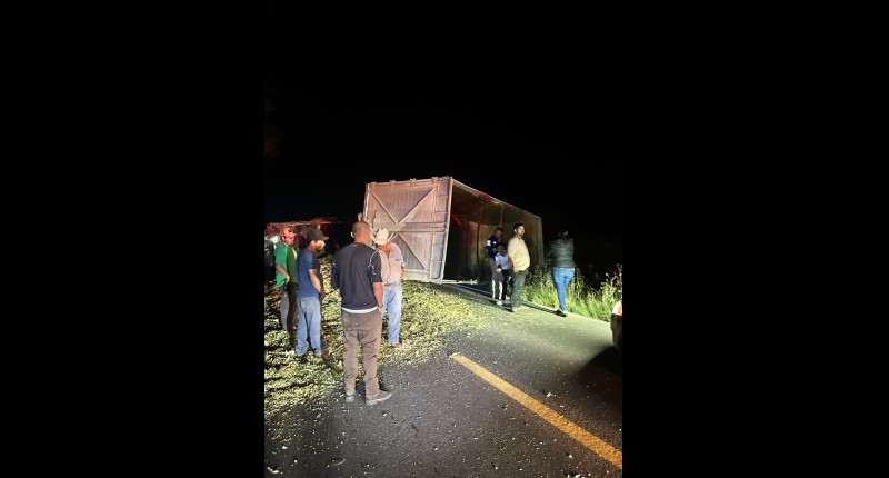 APARATOSO CHOQUE FRONTAL ENTRE DOS CAMIONES DE CARGA Y UN TRACTOR DEJA DOS HERIDOS EN LA CARRETERA ESTATAL 90, EN PABELLÓN DE ARTEAGA 