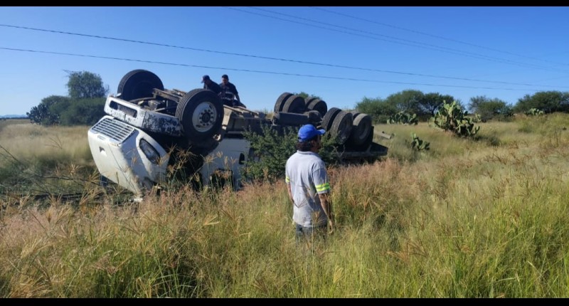 CAMIÓN DE CARGA TIPO PLATAFORMA SE SALIÓ DE LA CARRETERA Y VOLCÓ EN EL LLANO