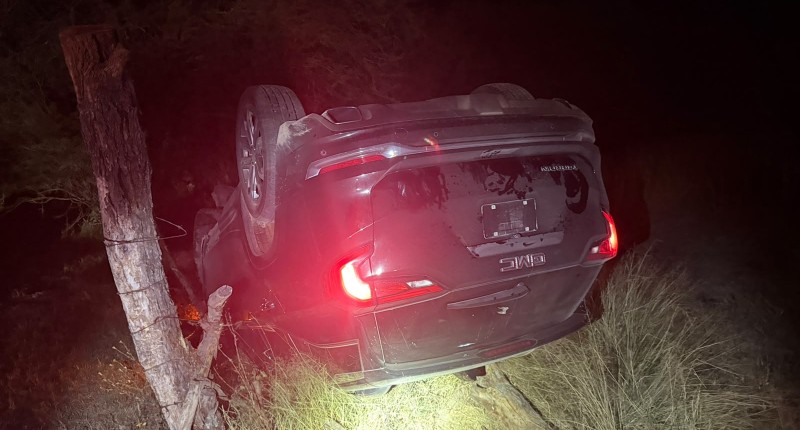 ABANDONAN VEHÍCULO VOLCADO SOBRE LA CARRETERA QUE CONDUCE DE TANQUE DE LOS JIMÉNEZ A CIENEGUILLAS, EN AGS